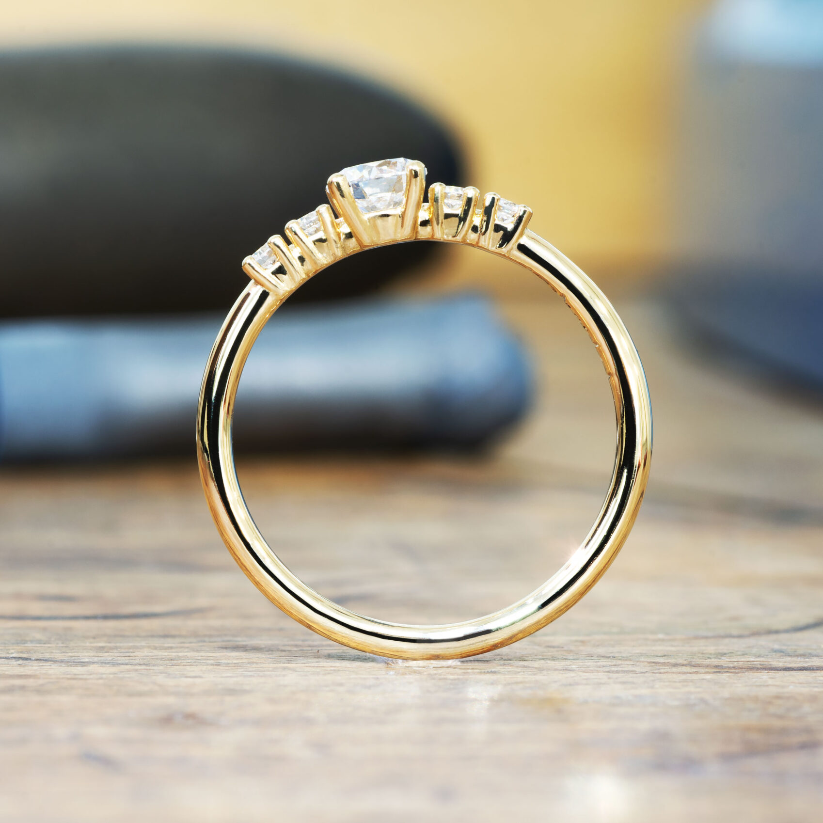 GOLDAFFAIRS - zarter Verlobungsring "Alma" aus Fairtrade Gold mit lab-grown Diamant