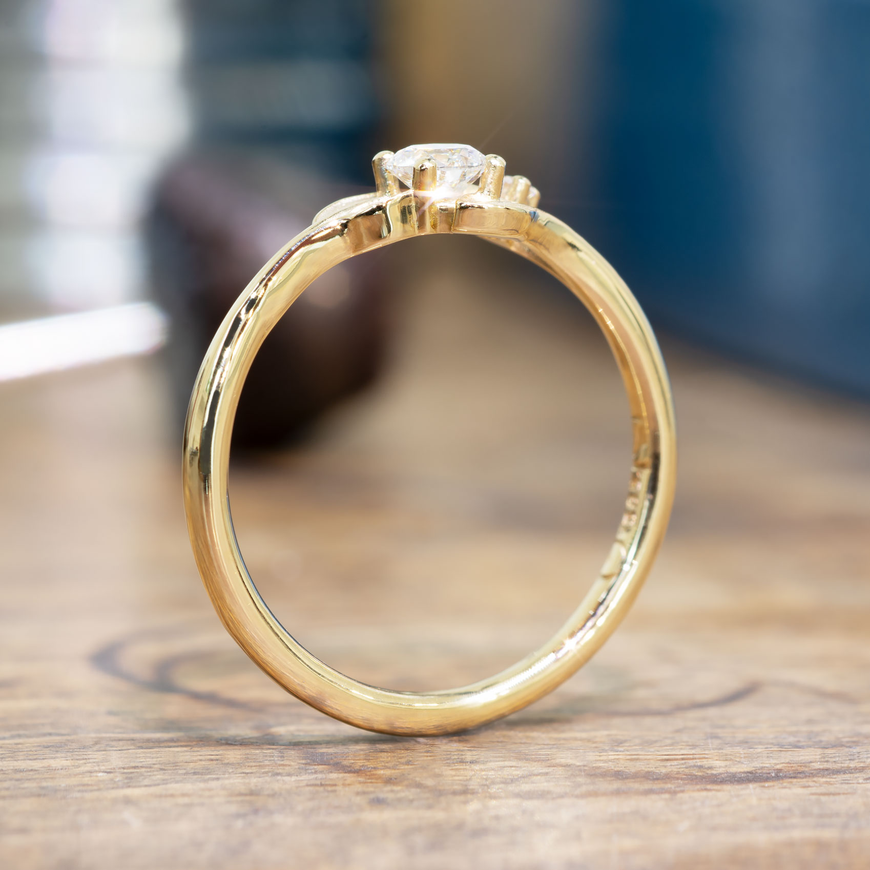 Individueller Verlobungsring von GOLDAFFAIRS, zart und floral, handgefertigt aus Fairtrade Gold